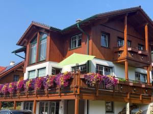a building with a balcony with flowers on it at Landhaus Alpenblick Tauplitz in Tauplitz