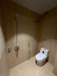 a bathroom with a toilet and a shower at Alassaf 304 in Sīdī Ḩamzah