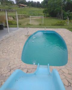 a large blue pool of water on a patio at Regional Park in Rafard +15 photos