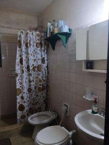 a bathroom with a toilet and a sink at Casa amigable dos habitaciones cuatro lugares in Rosario