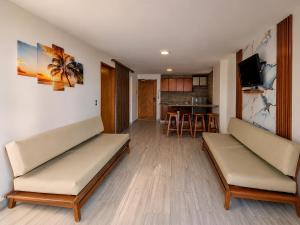 a living room with two couches and a kitchen at Apartamento 10c Edf.Playa in Santa Marta