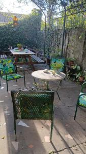 a patio with a table and chairs and a table and chairs at Casa amigable dos habitaciones cuatro lugares in Rosario +8 photos