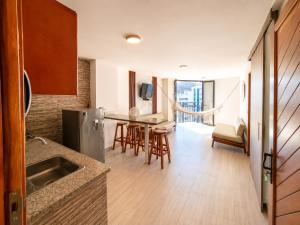 a kitchen and dining room with a table and chairs at Apartamento 10c Edf.Playa in Santa Marta