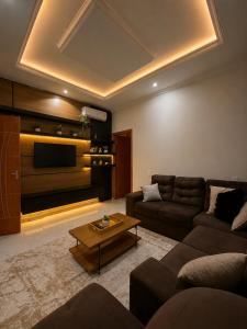 a living room with a couch and a coffee table at Casa Quinta MYK in Ciudad del Este