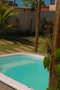 a large blue swimming pool in a yard at Wind Village Icaraizinho in Icaraí