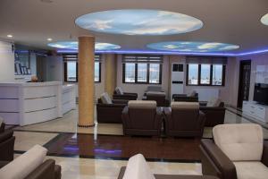 a waiting room with couches and chairs in a building at Otel Ustabaş in Hopa