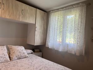 a bedroom with a bed and a window at La Cabaña del aviador in Feás