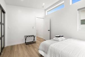 a white bedroom with a bed and a window at Spacious 1BR 1bath near DTLA in Los Angeles
