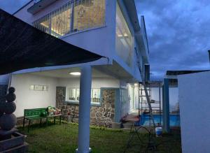 a view of a house with a pool at Quinta Kendriel in Tezoyuca