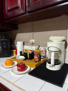 a kitchen counter with a coffee maker on a counter top at Hospedaje Ejecutivo Toronjal II in La Ceiba +10 photos