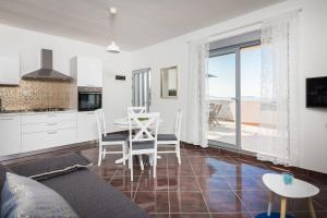 Televízia a/alebo spoločenská miestnosť v ubytovaní Apartments Amavi
