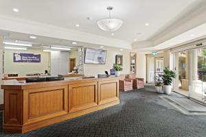 a lobby with a reception desk and a waiting room at Mary MacKillop Spirituality Centre Baulkham Hills in Baulkham Hills +16 photos