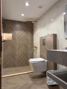 a bathroom with a shower and a toilet and a sink at Mirthe rum in Disah