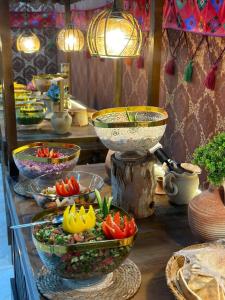 a buffet with bowls of vegetables on a table at Mirthe rum in Disah