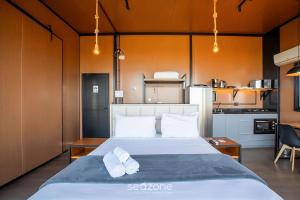 a bedroom with a large bed with two towels at Charming chalet with fireplace and hot tub! VST045 in Annitapolis