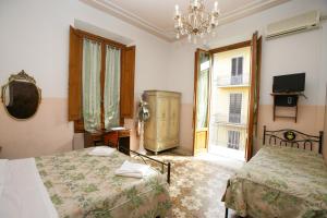 Un pat sau paturi într-o cameră la Hotel Desirèe