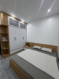 a bedroom with a large bed in a room at ALUC 2 HOUSE CatBa in Cat Ba