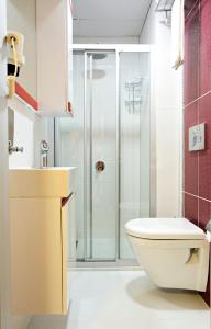 ein Badezimmer mit Toilette und Glasdusche in der Unterkunft Endglory Hotel in Çorlu + 39 Fotos