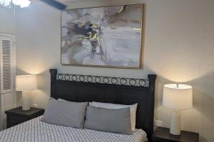 a bedroom with a bed with two lamps and a painting at Princesa de Penasco B208 - Family Beach Getaway in Puerto Peñasco +44 photos