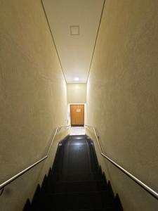 an empty hallway with stairs in a building at Oeste Palace-hotel londres in Brasília