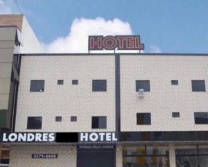 a building with a hotel sign on top of it at Oeste Palace-hotel londres in Brasília