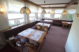 an overhead view of a restaurant with tables and chairs at Hotel SchwarzaBurg in Schwarzburg
