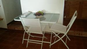 ランペドゥーザにあるI Dammusi di Pippoのテーブル(椅子2脚付)