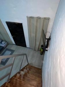 a room with a stairway with a window and a stair at Mini Loft en Quezaltepeque in Quezaltepeque