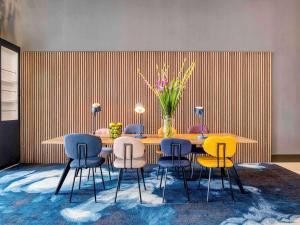 a dining room with a table and chairs at Mercure Hotel Amersfoort Centre in Amersfoort