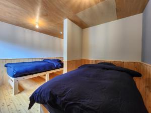 ein Schlafzimmer mit einem Bett und einer Bank in einem Zimmer in der Unterkunft michikusha in Maniwa + 30 Fotos
