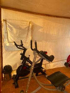 a exercise bike in a room with a wall at La Bahia de Makale in Pisco