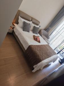 a large bed in a room with a window at 城绩公寓 in Phnom Penh +3 photos