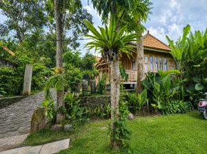 a house in the middle of a garden at Villa Wakem Yehpoh in Yehpoh