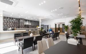 a restaurant with tables and chairs and a bar at Brown Dot Hotel Daecheon Beach, Boryeong in Boryeong