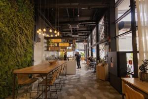 a restaurant with a long table and chairs at Grand Mercure Itaim Bibi | Premium & Luxury Flat in São Paulo