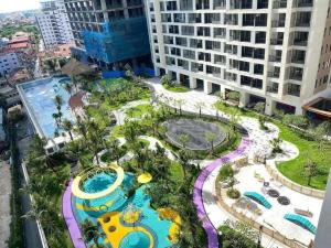 an aerial view of a pool at a resort at 城绩公寓 in Phnom Penh