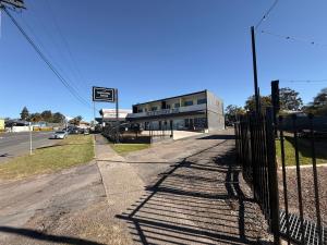 an empty street in front of a building at Manning River Motel in Taree