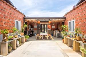 a courtyard with potted plants in a brick building at 任我行民宿 in Jincheng