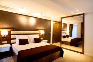 Кровать или кровати в номере Endglory Hotel