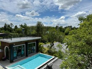 an overhead view of a house with a swimming pool at 101 Grand Home Poolvilla in Ban Thung Tam Sao