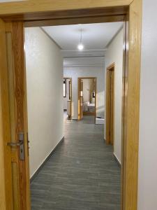 an open hallway with a room with a bedroom at Appartement 3 in Al Hoceïma