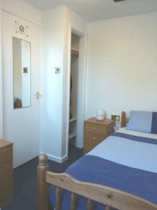 En eller flere senge i et værelse på Salty Smiles Cottage