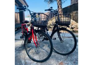 two bikes with baskets are parked next to each other at Backpacker's House Kamome in Fujiyoshida