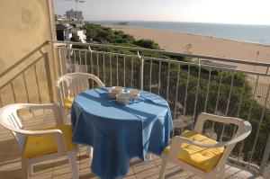 リニャーノ・サッビアドーロにあるAppartamenti Zatteraのビーチ付きのバルコニー(テーブル、椅子付)