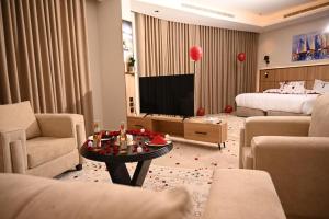 a living room with a room with a bed and a table at فندق أونارا ستاي in Medina
