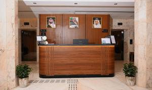 a lobby with a wooden counter in a building at فندق أونارا ستاي in Medina