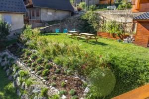 un jardín con un banco de madera en un patio en Chalet Rostaing, en Vaujany