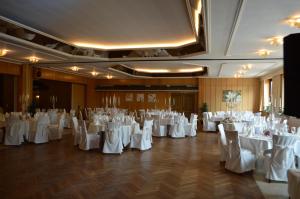 バート・ネンドルフにあるRomantik Hotel Schmiedegasthaus Gehrkeの白いテーブルと椅子が備わる宴会場