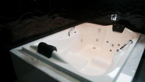 a white bath tub with a faucet in a bathroom at Rez Home Catas Altas in Catas Altas