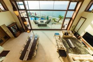 an overhead view of a living room with a view of the ocean at ヴィラモンタン・淡路 in Akashi